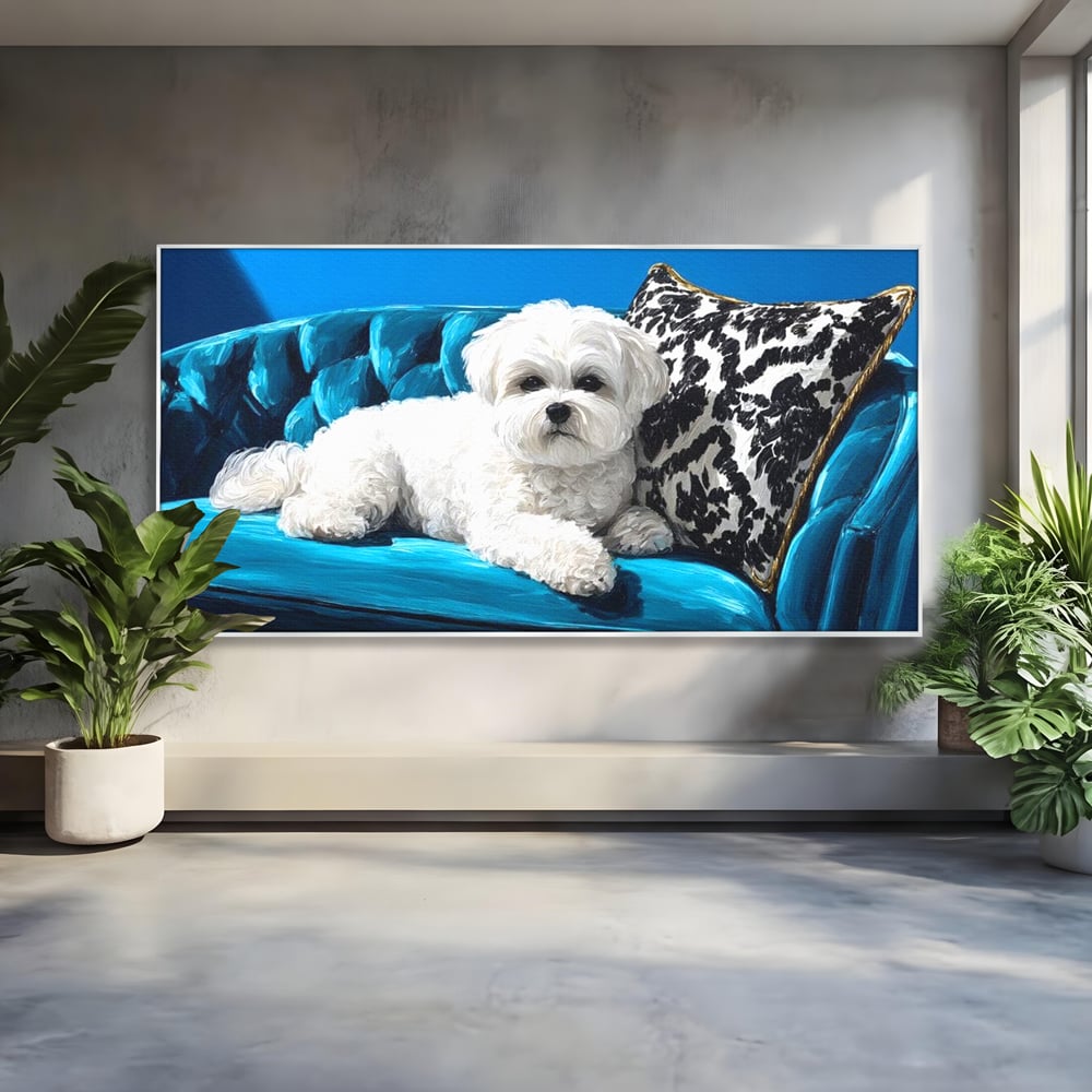 Tablou canvas cu pictura cu bichon alb pe canapea, in rama de aluminiu argintiu